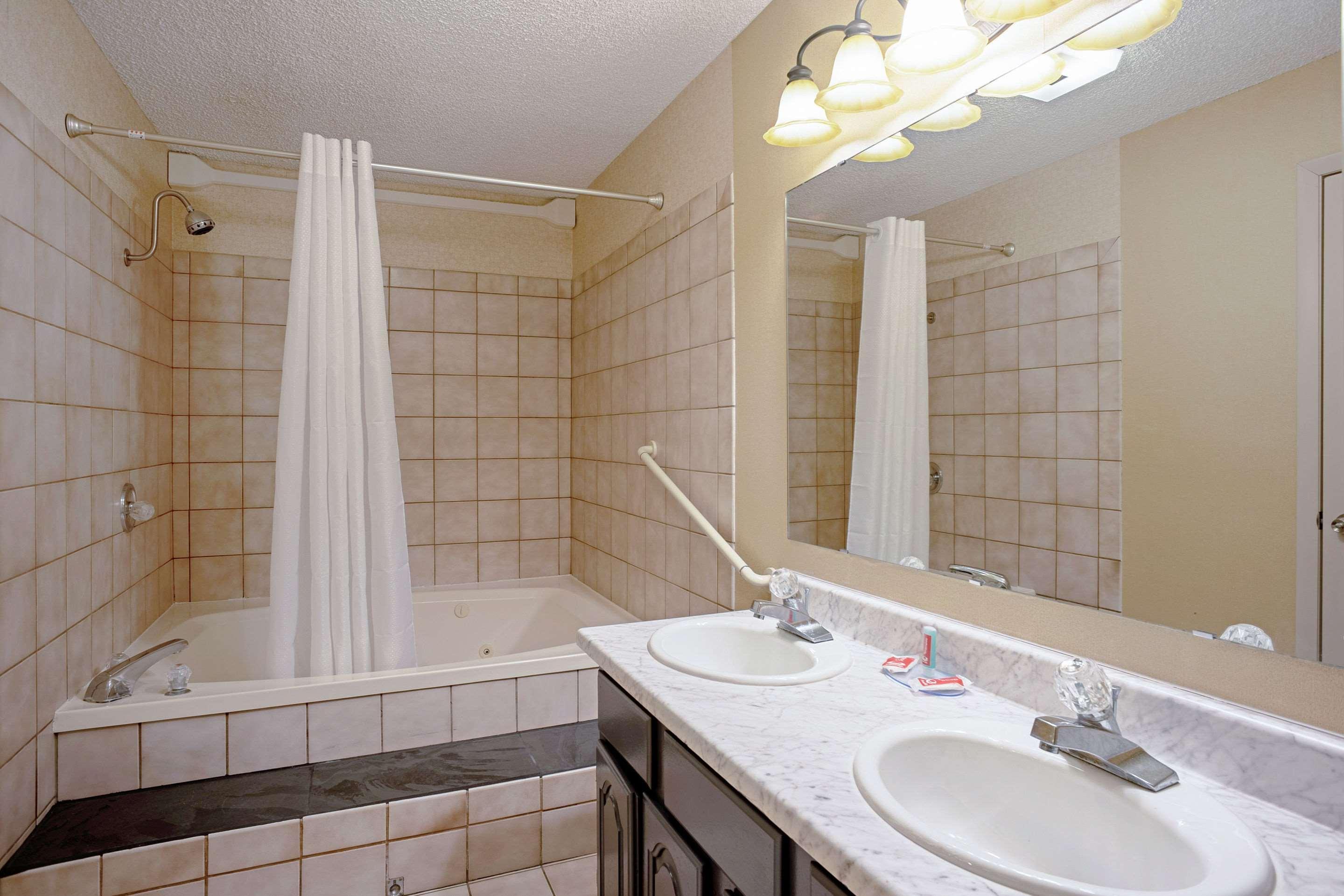 Quality Inn Frontier At Us Hwy 30 Clinton Esterno foto