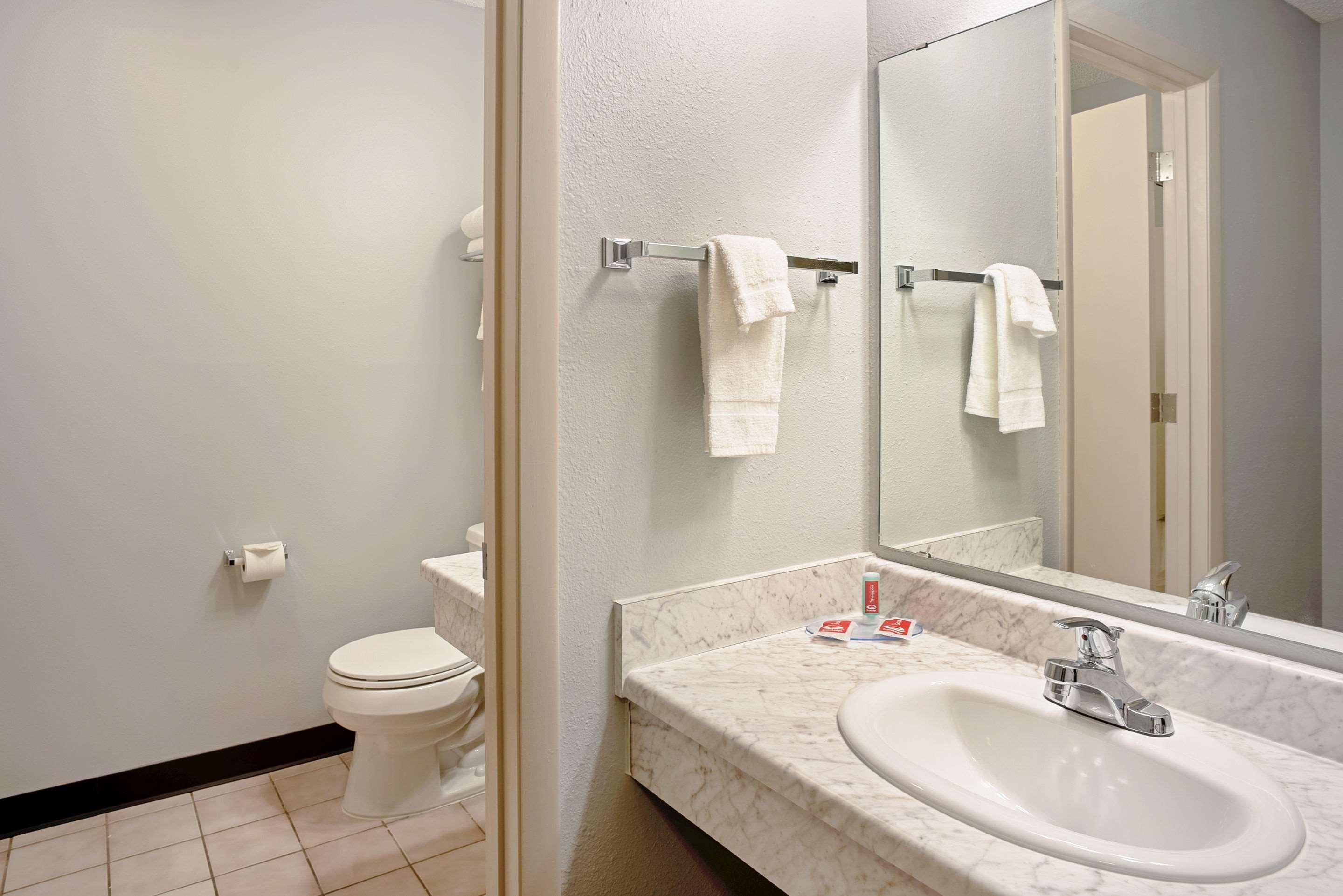 Quality Inn Frontier At Us Hwy 30 Clinton Esterno foto